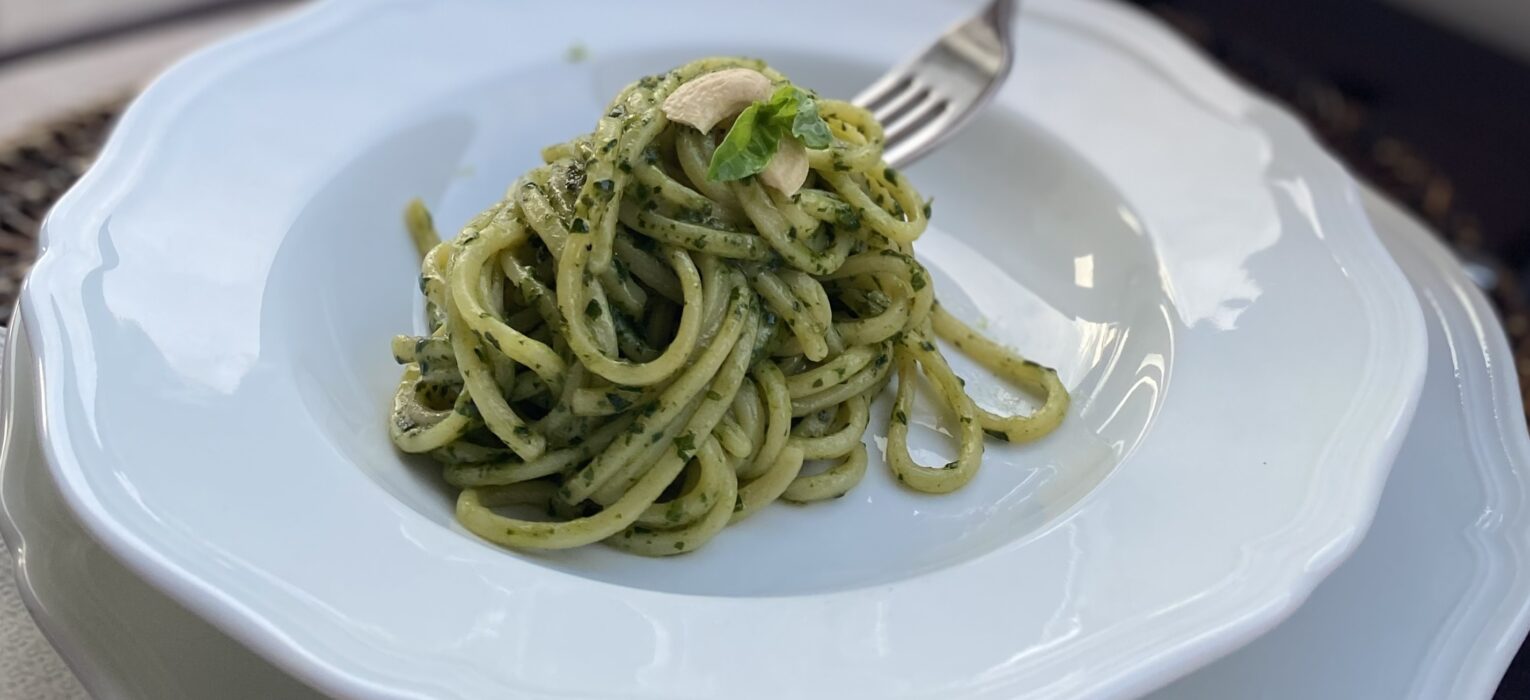 Tagliatelle al pesto di rucola e mandorle